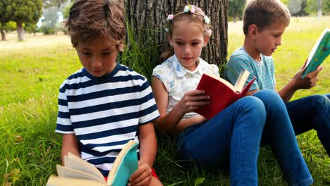 niños leyendo libros en el parque