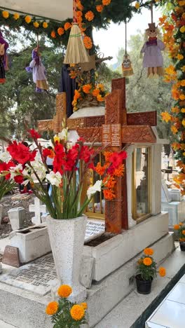 traditional decorations in mexican cemetery for day of the dead