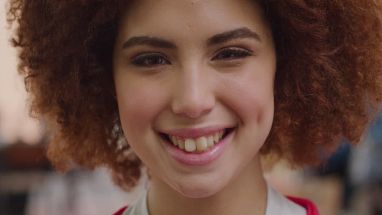retrato de una hermosa mujer sonriendo al aire libre en la escena de la ciudad urbana