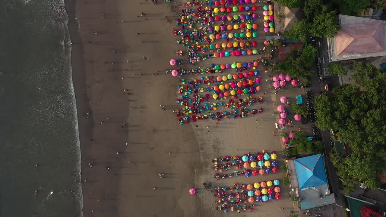 Vista aerea dall'alto della spiaggia con ombrelloni e pouf, spiaggia Double Six, Kuta Bali Indonesia