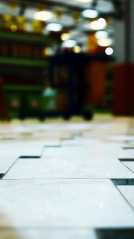 primer plano del piso de azulejos beige y blancos