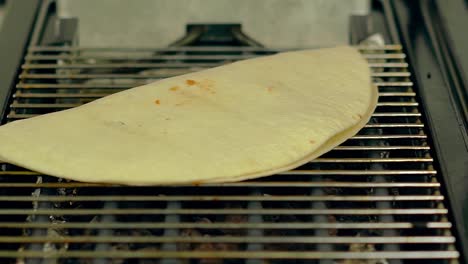 cu cocinero en cámara lenta prepara el wok lo pone en la parrilla