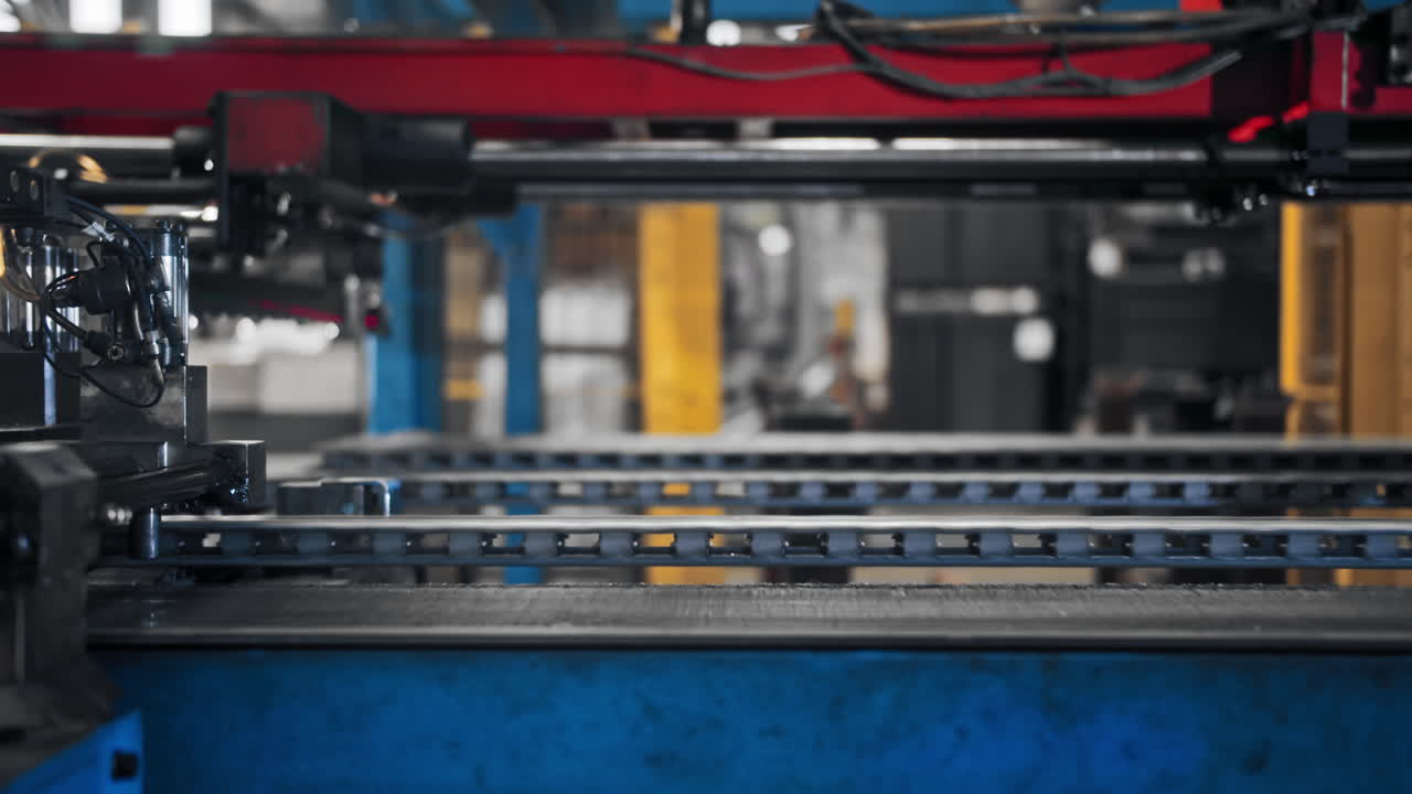 los paneles de aluminio se mueven a lo largo de una cinta transportadora en una fábrica para la producción de productos de alta tecnología