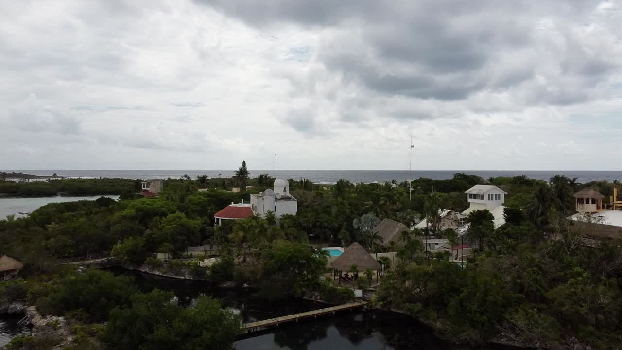 akumal의 quintana roo에 위치한 청록색 카리브해 석호 yal-ku의 투명한 바다의 조감도