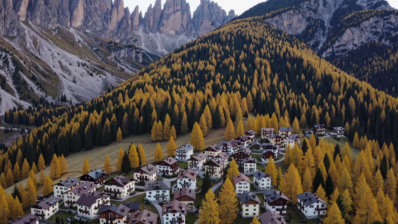 Villaggio idilliaco di montagna in un paesaggio autunnale