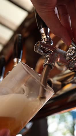 bier aus dem wasserhahn in ein glas gießen