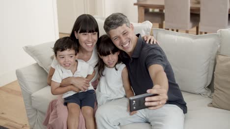 Feliz-Pareja-De-Padres-Con-Dos-Niños-Pequeños-Posando-Para-Selfie