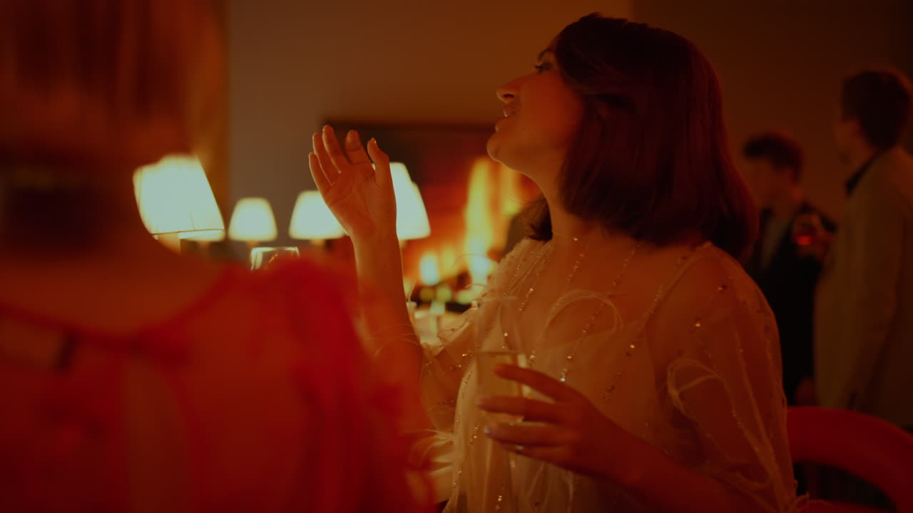 красивая леди говорит в ресторане. девочка с бокалом шампанского в клубе.