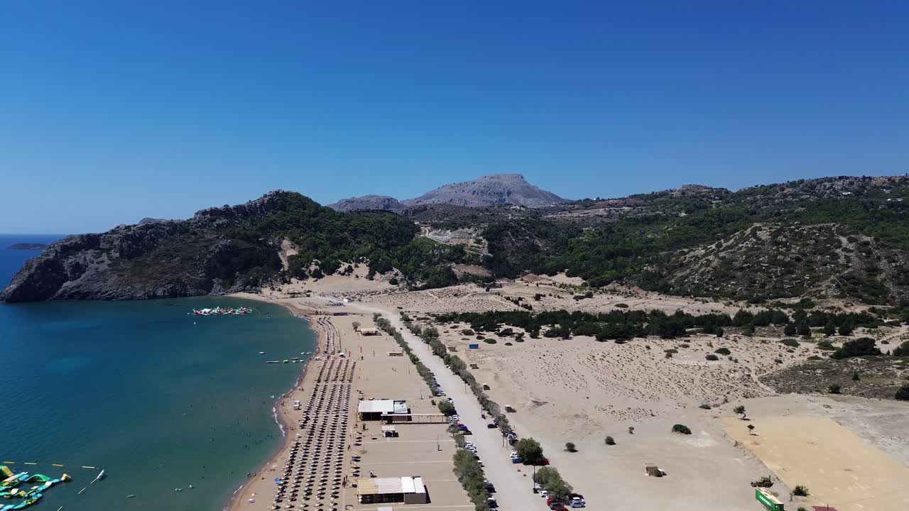 playa tsambika en faliraki, rodas en grecia filmada con el avión no tripulado desde arriba con el mar mediterráneo en las vacaciones de verano