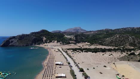 Tsambika-Strand-In-Faliraki,-Rhodos-In-Griechenland,-Gefilmt-Mit-Der-Drohne-Von-Oben-Mit-Blick-Auf-Das-Mittelmeer-In-Den-Sommerferien