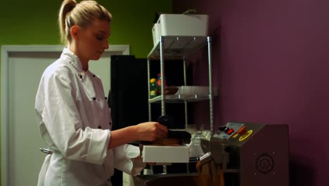 trabajador llenando el molde con chocolate derretido