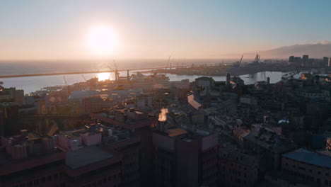 Vuelo-De-Drones-En-El-Horizonte-Sobre-El-Corazón-De-Génova-Con-Vista-De-La-Puesta-De-Sol-Sobre-Porto-Antico