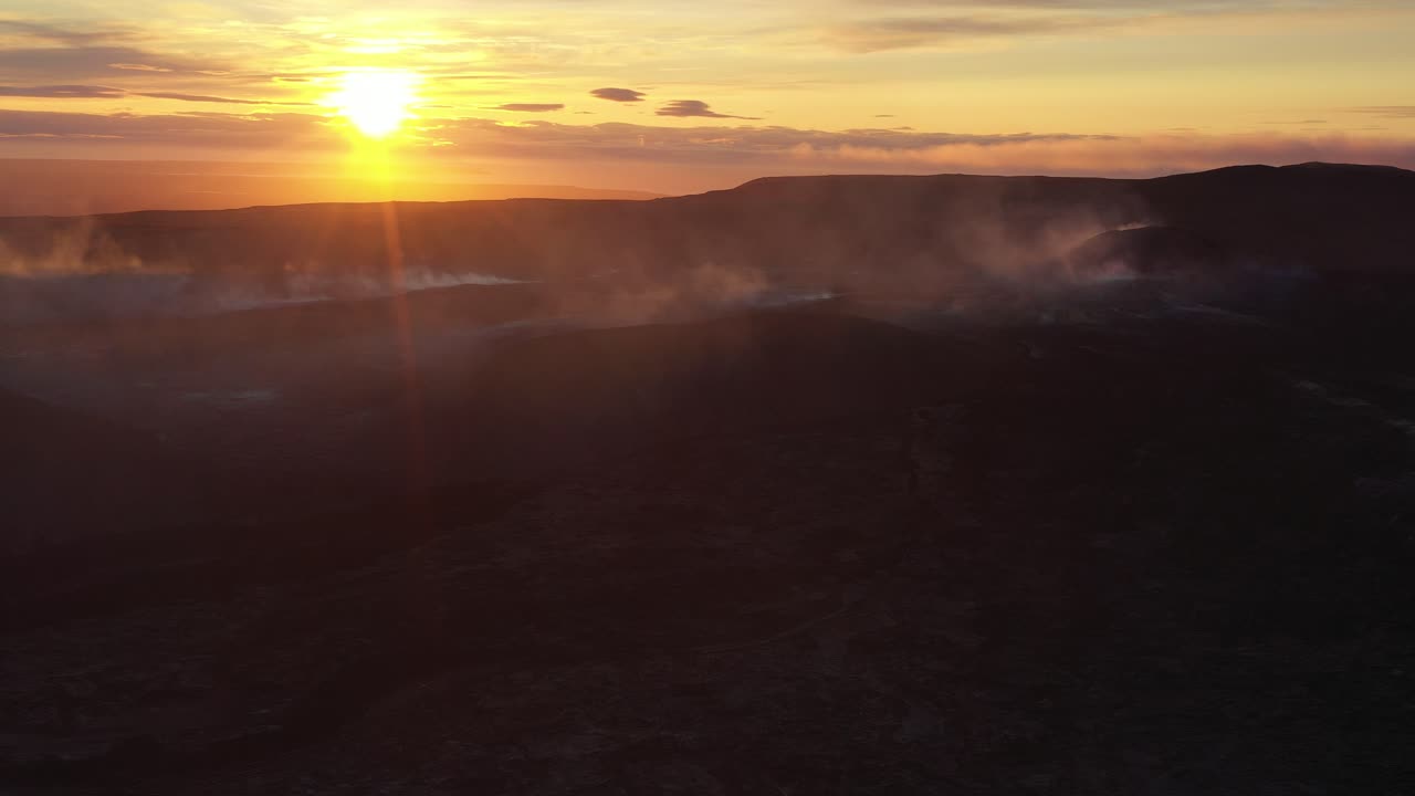 paisaje de puesta de sol volcánico
