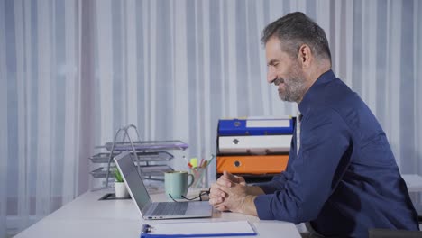 un uomo d'affari di successo è di buon umore, si rallegra di buone notizie e guadagni.