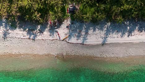 Una-Playa-De-Arena-Tropical-Con-Aguas-Cristalinas-De-Color-Turquesa-Y-Hermosas-Palmeras-En-Un-Día-Soleado