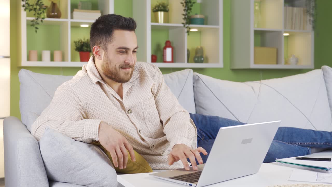 joven navegando y divirtiéndose en la computadora portátil.