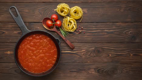 bucle de cinemagraph. burbujeando salsa de tomate caliente para la pasta, cocinando en la sartén. vista superior