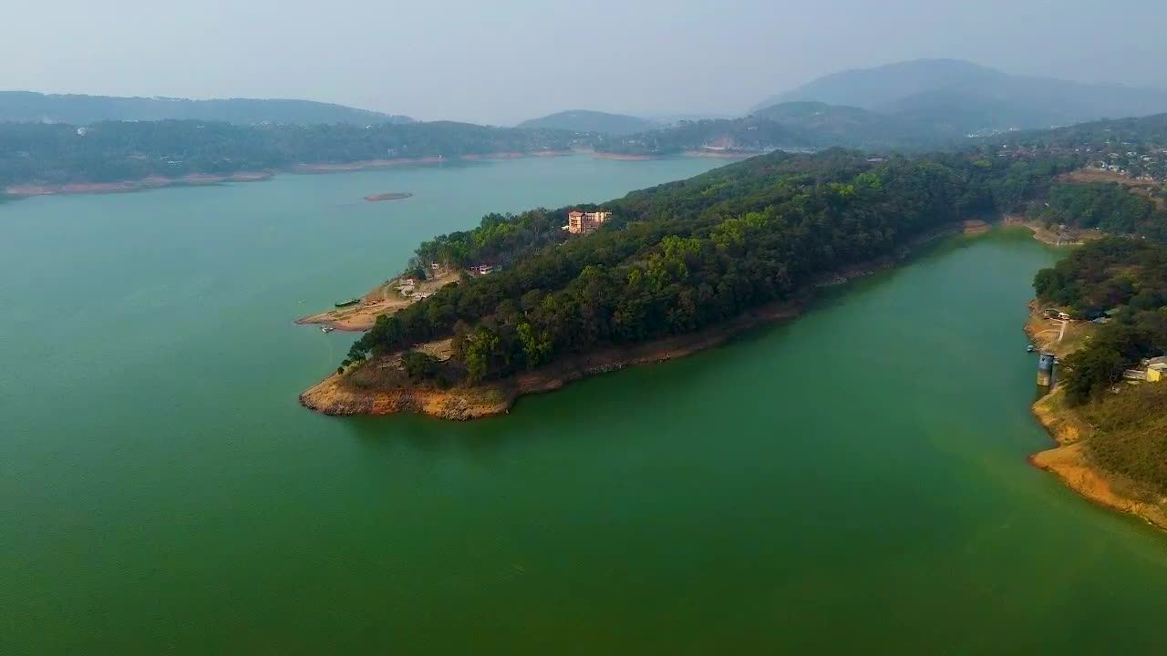 lago prístino en el borde de los bosques de montaña tomas aéreas en el video de la mañana se toma en el lago umiyam shillong meghalaya india