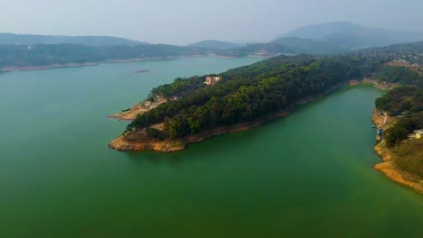 lago prístino en el borde de los bosques de montaña tomas aéreas en el video de la mañana se toma en el lago umiyam shillong meghalaya india