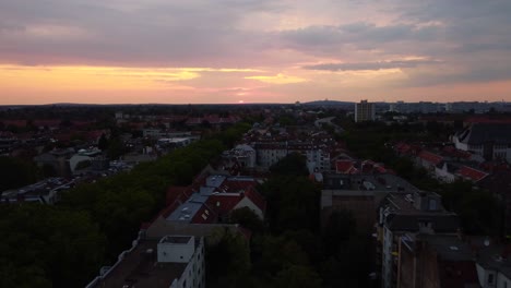 Puesta-De-Sol-Naranja-Dorada-Sobre-Los-Tejados-De-Los-Edificios-De-Apartamentos