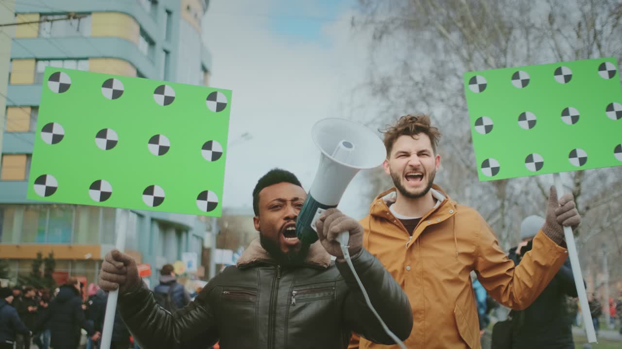 Persona africana di colore con uomo bianco con cartelli mockup e megafoni a una manifestazione