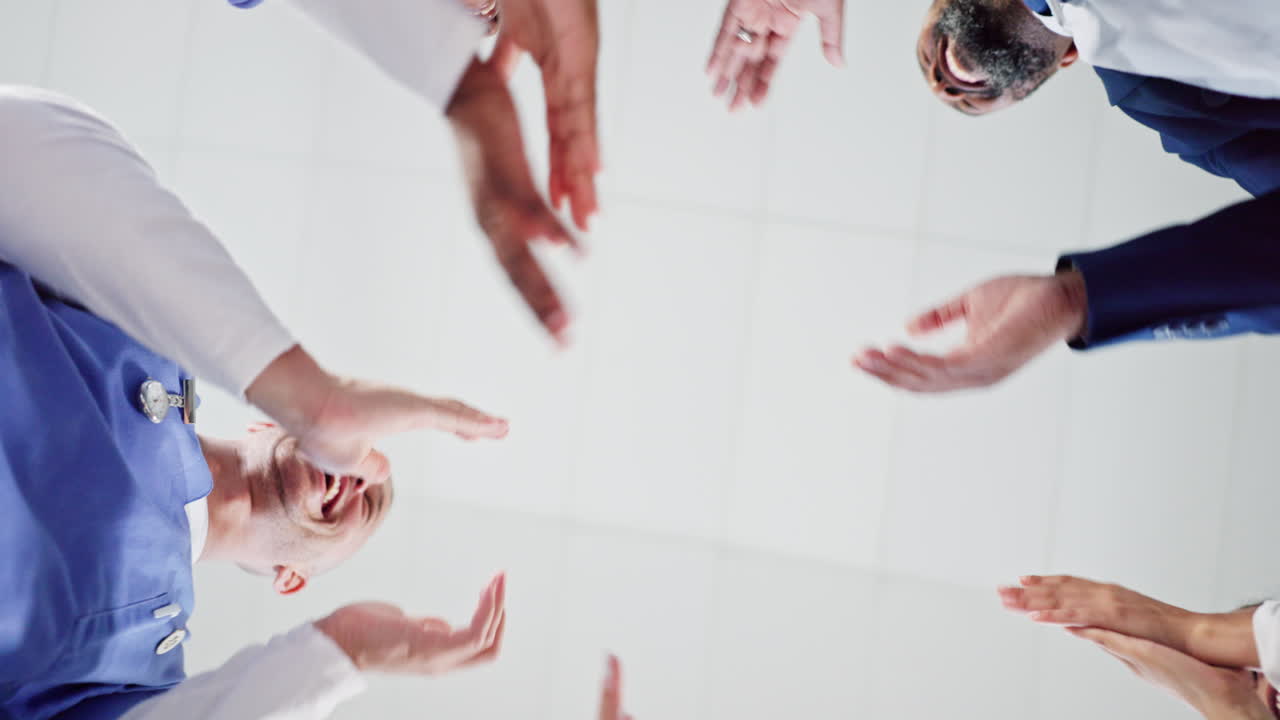 비즈니스 및 의료 환경에서 팀워크 및 축하