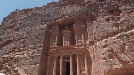 Toma-De-La-Fachada-De-Petra-Del-Edificio-Del-Tesoro-El-Antiguo-Nabateo,-Jordania