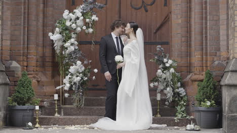 romantic wedding couple at outdoor ceremony