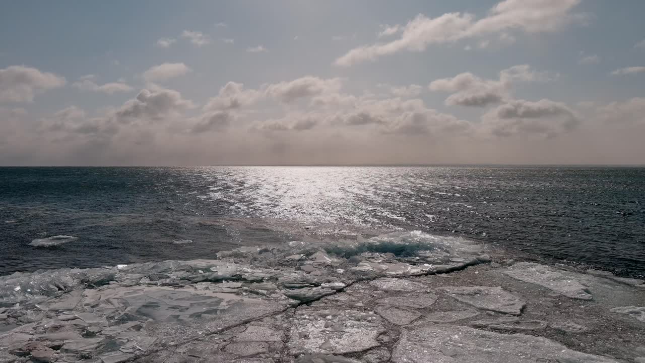 미네소타 주 덜루스의 광활한 바다에 떠 있는 빙상