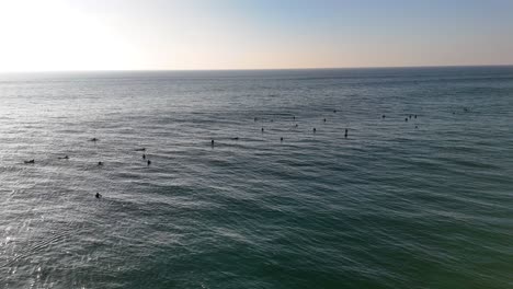 varios surfistas esperando para atrapar una ola, los negros en la playa de san diego