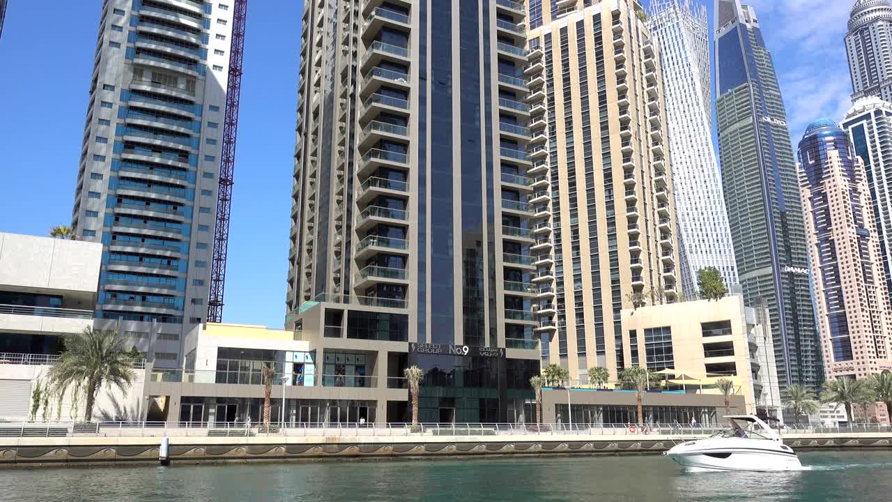 VIDEO 4K, Torri di Dubai Marina da taxi boat o yacht in movimento