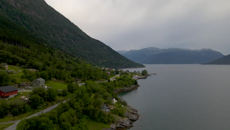 Toma-Aérea-Volando-Sobre-El-Fiordo-De-Hardanger-En-La-Costa-Oeste-De-Noruega-En-Verano