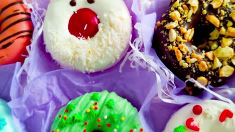 desempaquetando una caja de rosquillas de navidad, rosquillas con helado y salpicaduras