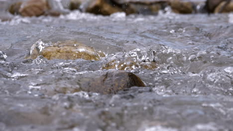 Klarer-Bach,-Der-Durch-Steinbrocken-Fließt,-Reichlich-Fluss,-Der-In-Zeitlupe-Fließt