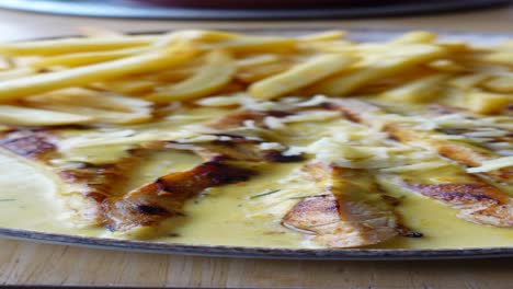 pollo a la parrilla con salsa cremosa y papas fritas