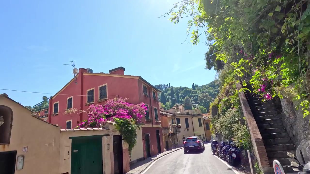 Conduciendo por una calle estrecha en un colorido pueblo italiano