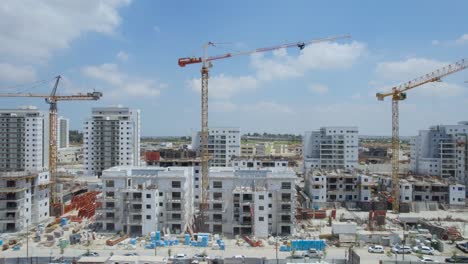 toma aérea de nuevas grúas de barrio en netivot, israel
