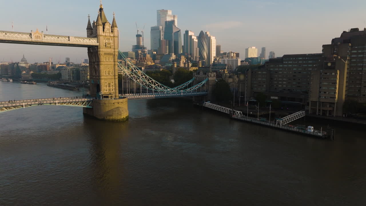Tower Bridge og Londons skyline ved solopgang