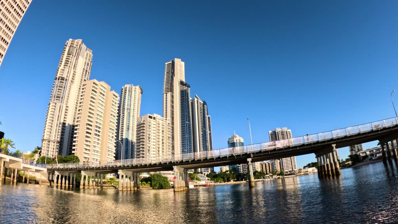 물 위에 다리가 있는 도시 스카이라인