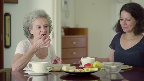 Beautiful-mature-women-having-breakfast-at-kitchen