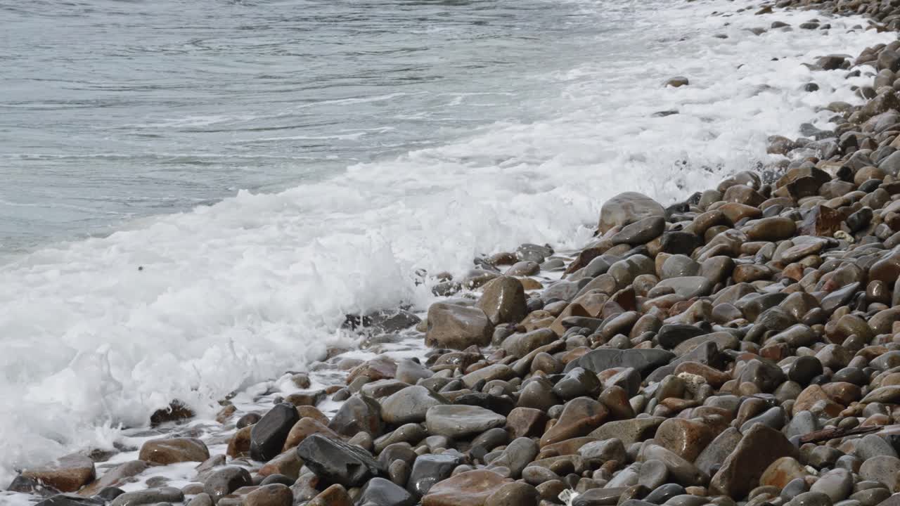 베트남 의 콘 다오 섬 에 있는 바이  ⁇  해변 의 돌 들 에  ⁇   ⁇ 는 거친 파도