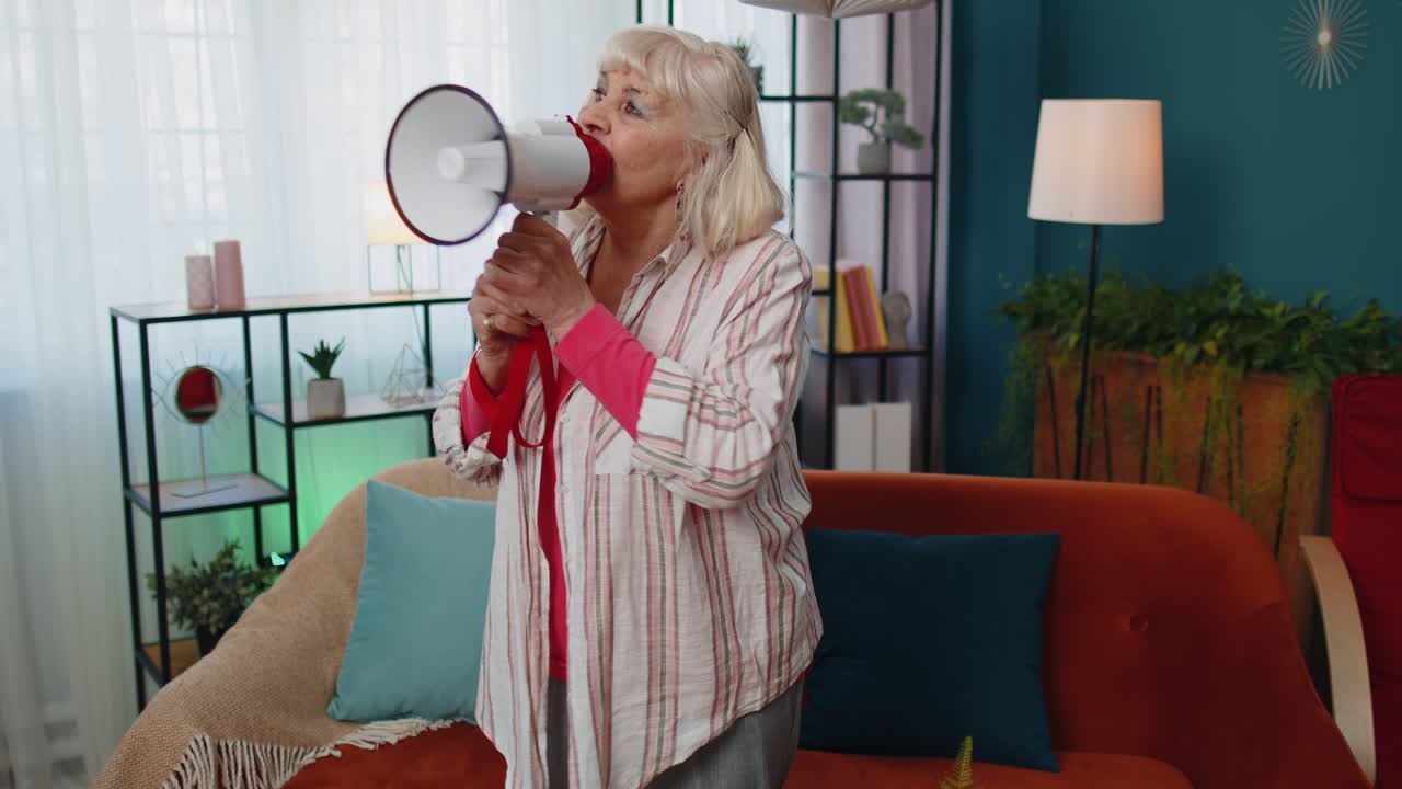 Ældre bedstemor råber i megafon og annoncerer rabatter på ejendomssalg – skynd dig!