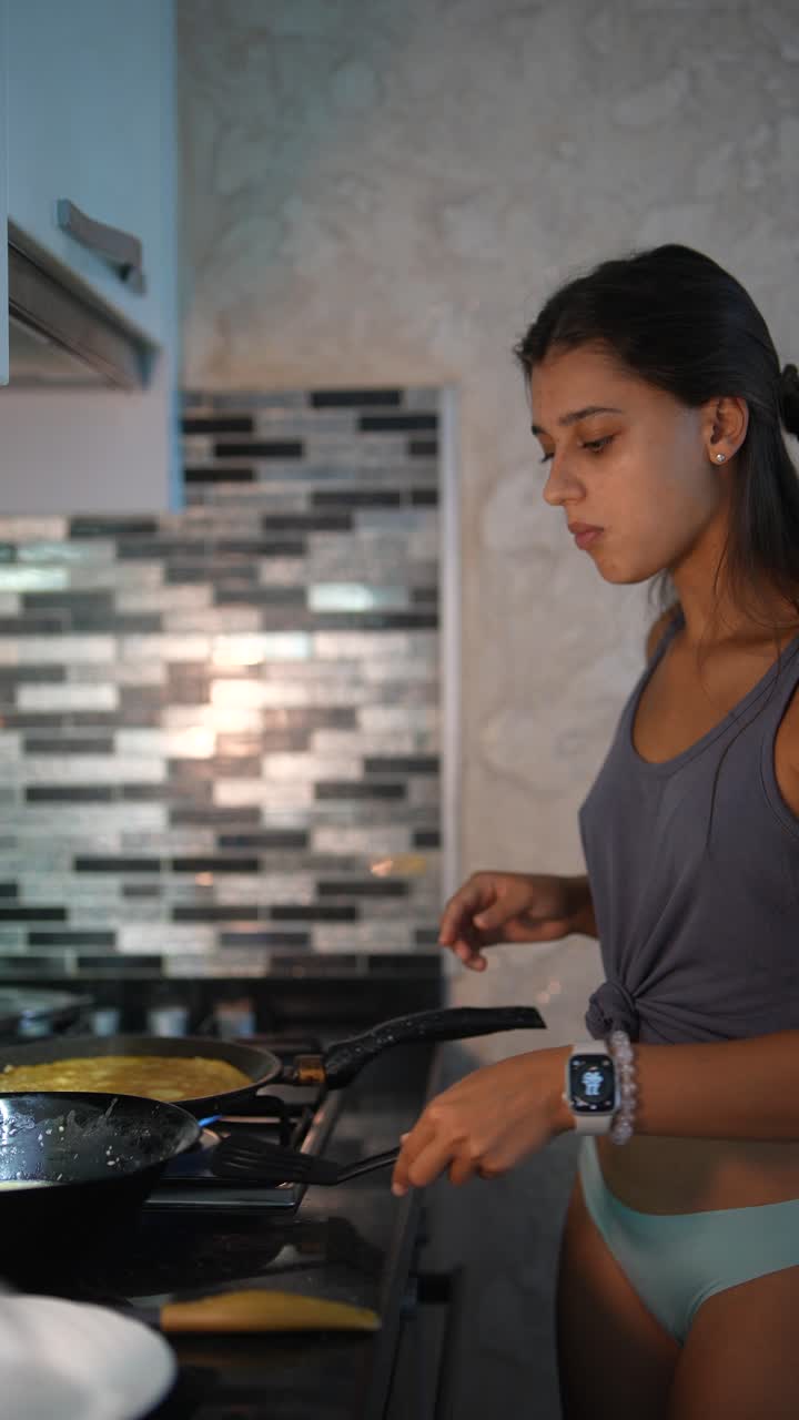 mujer cocinando en una cocina