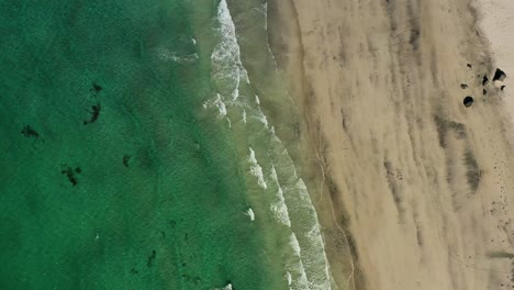 playa de olas abstractas en vista desde arriba.