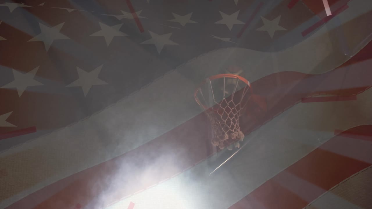 animación de la bandera de américa sobre un jugador de baloncesto afroamericano que toma un tiro