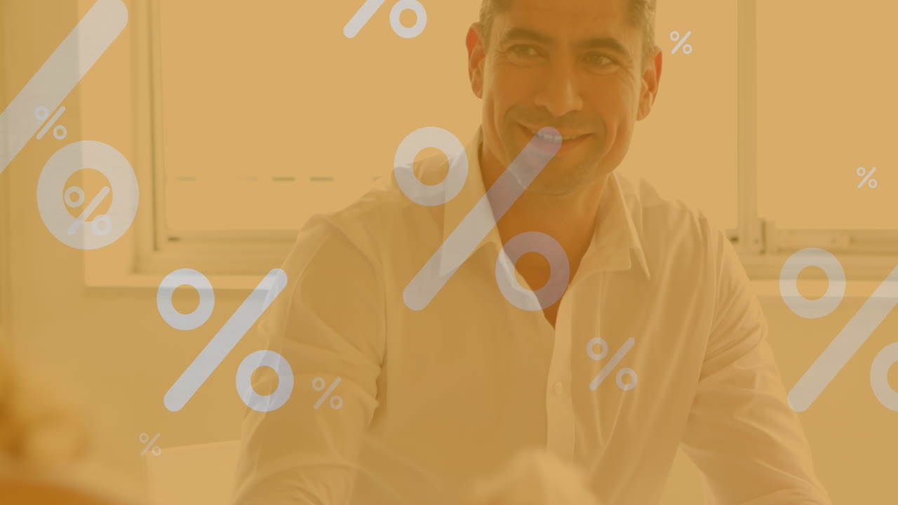 vídeo del procesamiento de datos financieros sobre diversas personas de negocios