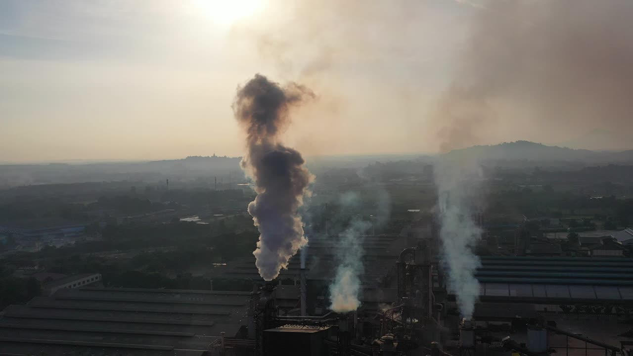 vista aérea de una planta industrial con contaminación por humo