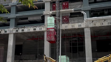 Ascensor-Externo-Subiendo-En-El-Sitio-De-Construcción-En-El-Centro-De-Singapur