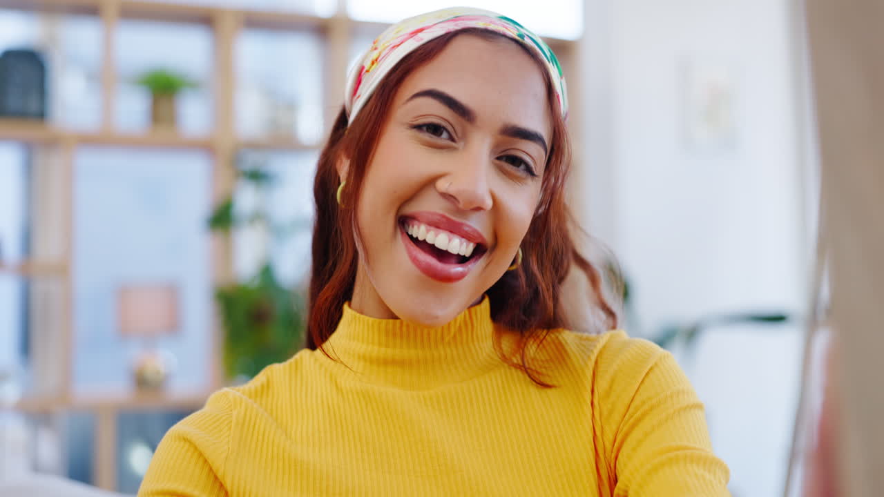 creativa, mujer y rostro en un marco de imagen