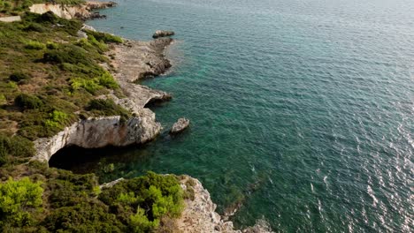 Una-Toma-Aérea-Cinematográfica-De-La-Isla-De-Cefalonia-En-Grecia.